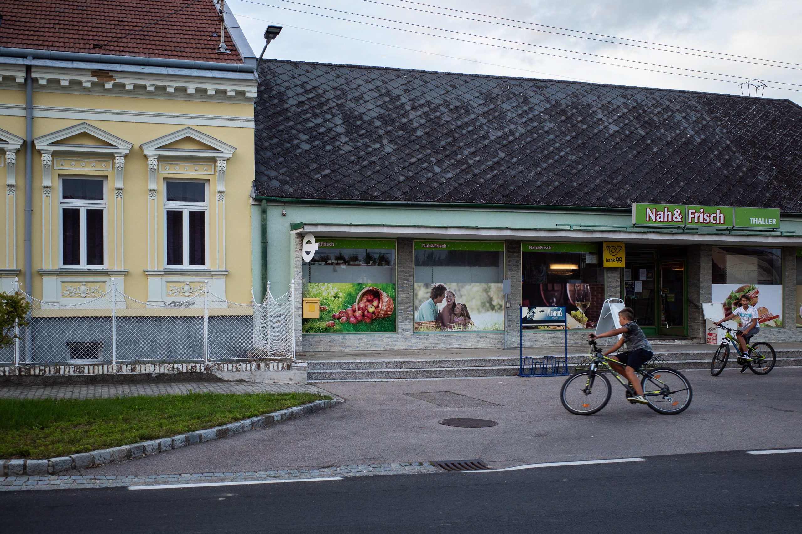 Nah&Frisch im Ort – zwei Buben radeln am Abend vorbei